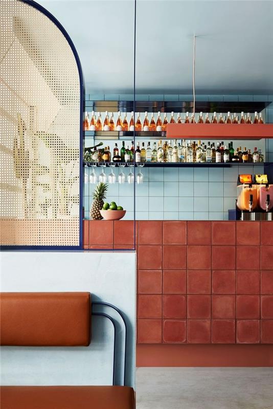 terakotos spalvos deko plytelės sieninės lentynos mažoms virtuvėms mėlynos ir terakotos spalvų deriniai madingas interjero dizainas