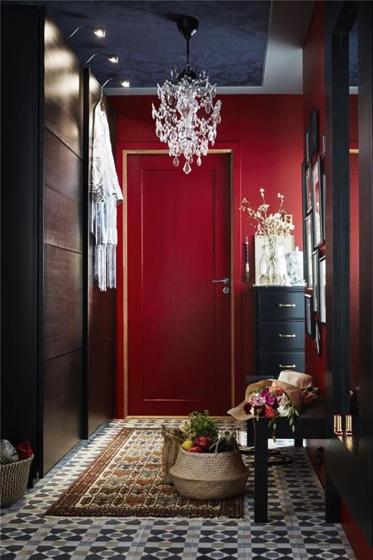 dramatičen vizualni učinek v tem eklektičnem slogu v rdeči in črni barvi vhodnega hodnika