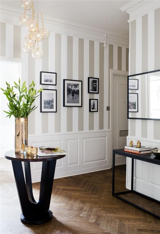 elegantna dekoracija hodnika s stenami z vodoravnimi trakovi svetlobe taupe in bele barve