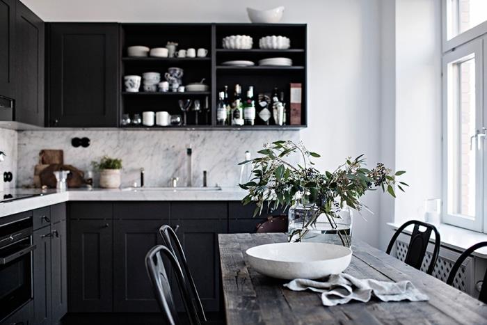modernus ir tradicinis interjeras su juodomis spintelėmis ir pilko bei balto marmuro dizaino splashback įrengtoje virtuvėje