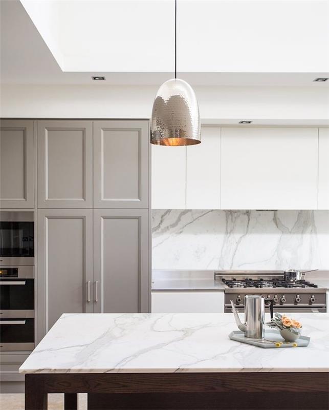 kuhinjska sprednja stran v sivi barvi, delovna plošča na osrednjem otoku in marmorna brizga, sivo vzmetenje, bela visoka in nizka omara