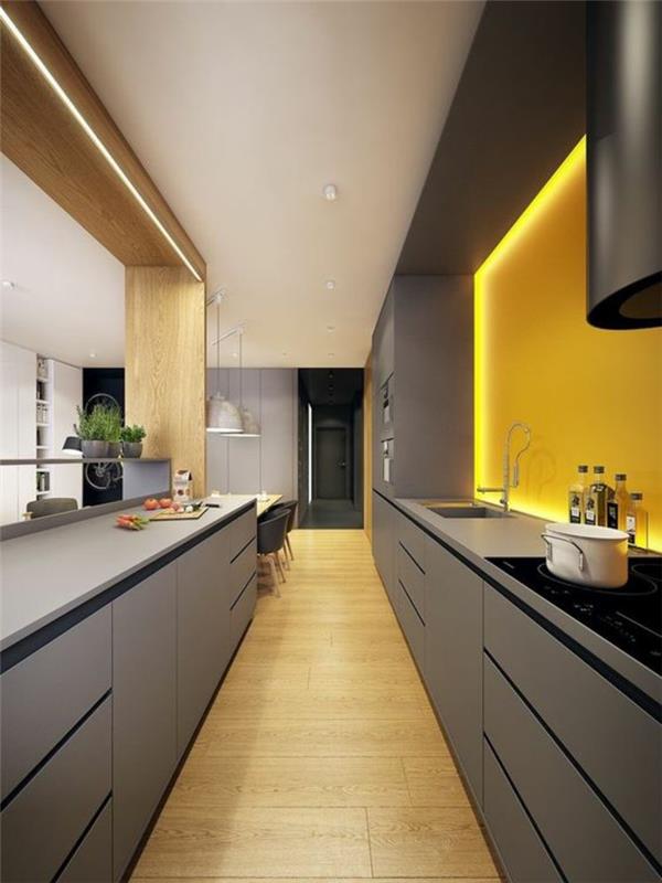 açık sarı kısmen beyaz tavan ve imitasyon açık ahşap vurgularla aydınlatılan bir niş ile siyah mutfak