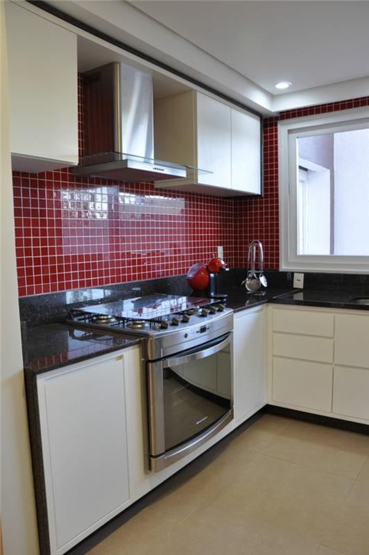 küçük kırmızı fayans duvarlı siyah mutfak ve beyaz ile kombinasyon