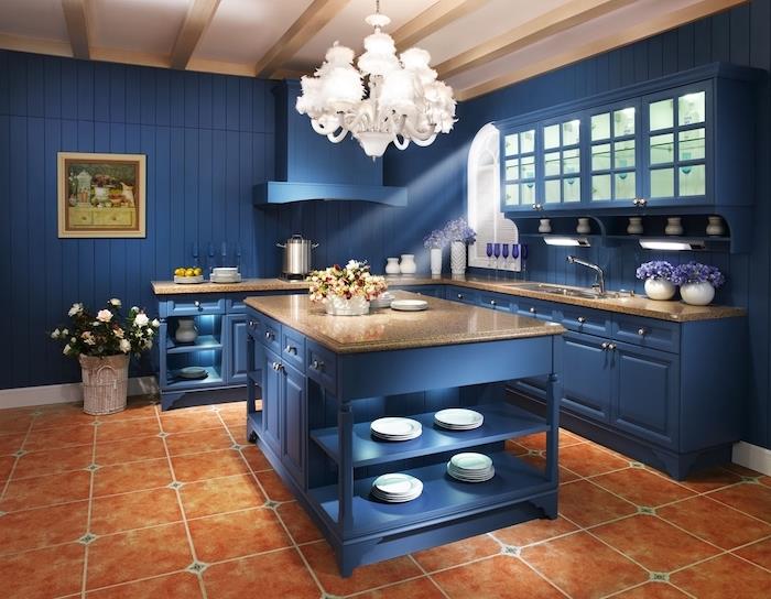 polnočno modra kuhinja v kleti, trendovska barva barve 2020, rjave talne ploščice iz terakote, belo posodo, vijolični poudarki