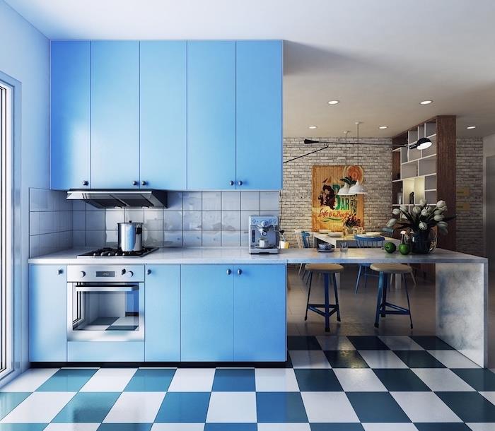 mavi ve beyaz kareli yer karoları, açık mavi cephe mutfak, gri aynalı karolar, açık mutfak tasarımı