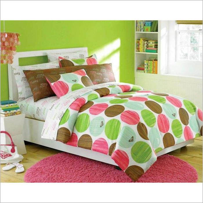 kako okrasiti njeno spalnico, spalnico za dekle ikea, posteljo z odejo v jabolčno zeleni in rožnati barvi, luč koralnih kitk z školjkami, stene pobarvane v jabolčno zeleno