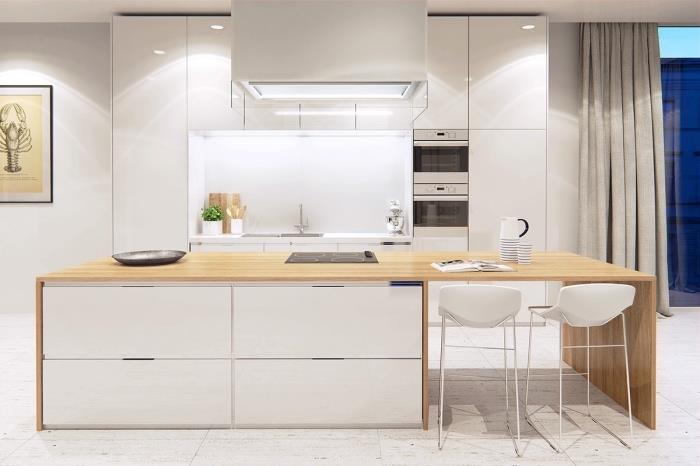 beyaz ve ahşap mutfakta modern iç tasarım, merkezi adalı hazır mutfak düzeni örneği