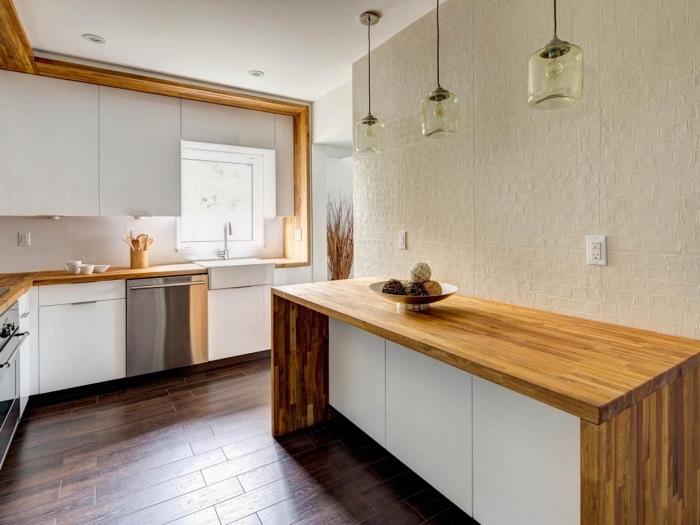 kako urediti belo kuhinjo s pohištvom in rjavimi zaključki iz masivnega lesa, da ustvarite toplo vzdušje