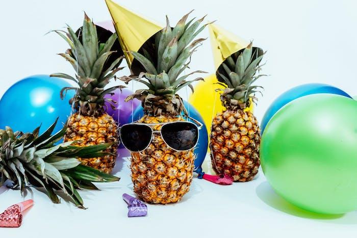 idėja jūsų vakarėlio dekoravimui su ananasais ir balionais, neįprasta kubietiško stiliaus Naujųjų metų išvakarių vakarėlio idėja