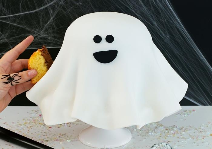 hayalet şekilli cadılar bayramı pastası kaban tatlı casper beyaz şeker ezmesi hayalet gövdesi siyah yapıştır hayalet yüzü