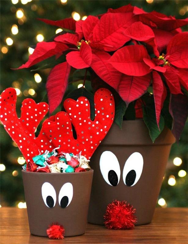 perdirbimo gėlių vazonai, perdažyti ruda spalva su raudona pompomiška nosimi ir popierinėmis akimis, Kalėdų Senelio elnių ragai