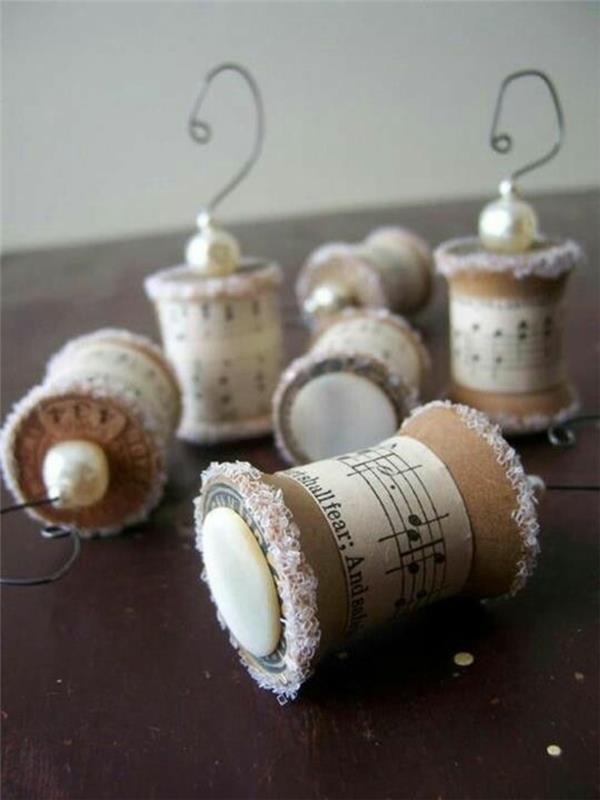 Božična ročna dejavnost s zamaški, okrašena z deli glasbenih not, bele čipke in drobne steklene kroglice v roza odtenkih, kovinska žica za izdelavo obešanj v obliki kljukic
