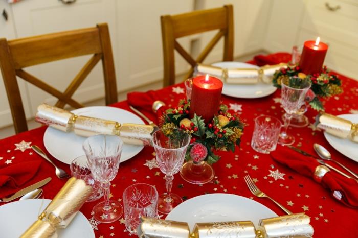 Božična dekoracija v rdeči in beli barvi, zlata presenečenja v porcelanskih krožnikih, kristalni kozarci