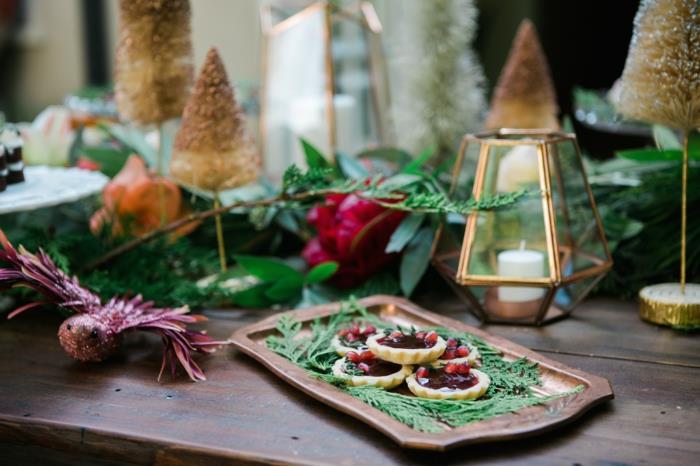 bakır renkli metal ve cam fenerler, kırmızı reçelli kurabiyelerle servis tepsisi, dekoratif Noel ağaçları