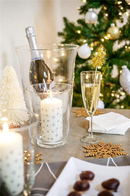 Sveča DIY, okrašena s snežinkami in srebrnimi zvezdicami, figurice iz snežink, dekoracija mize, figurica božičnega drevesa
