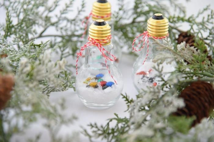 Kalėdų puošmena pasigaminti naudojant panaudotas lemputes, paverstas originaliais sniego gaubliais
