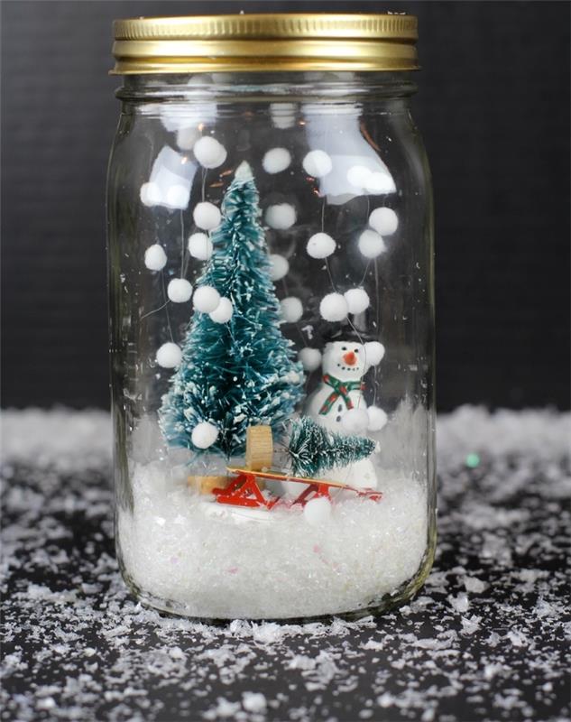 rankų darbo Kalėdų puošmena su perdirbtais stikliniais indeliais ir kalėdinėmis figūrėlėmis, pasidaryk pats bespalvis sniego gaublys su padirbtu sniegu, kabančiu nuo dangčio