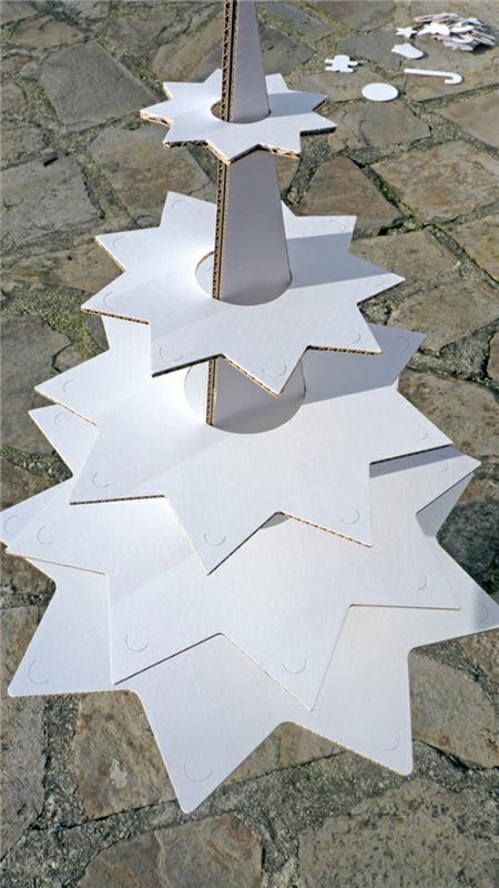 rankų darbo kalėdinė dekoracija, balta kartoninė eglutė, originalus modelis su kartoniniais žaisliukais
