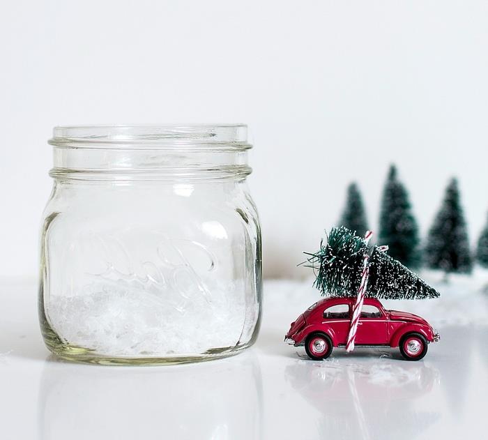 Pasidaryk pats Kalėdų puošmena su perdirbtais stikliniais indeliais ir senoviniais retro automobiliais
