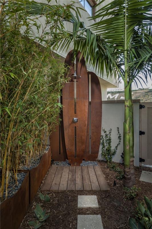 eksotično vzdušje na dvorišču z majhno fiksno leseno prho, izbiro rastlin za kopalniški vrt