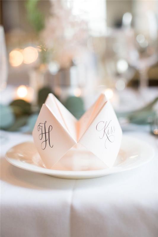 graži vestuvių stalo puošmena origami tema, kurią galite pasidaryti patys, vietos kortelė popieriniame inde su nuotakos ir jaunikio inicialais