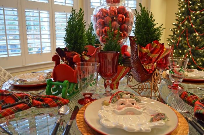 yuvarlak cam masa, beşik, kırmızı toplarla dolu şeker kutusu, kareli masa örtüsü