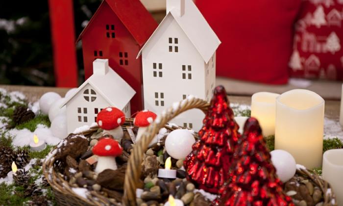 austas medinis krepšelis, dekoratyviniai namai, raudoni medžiai, vedamos žvakės, maži grybai