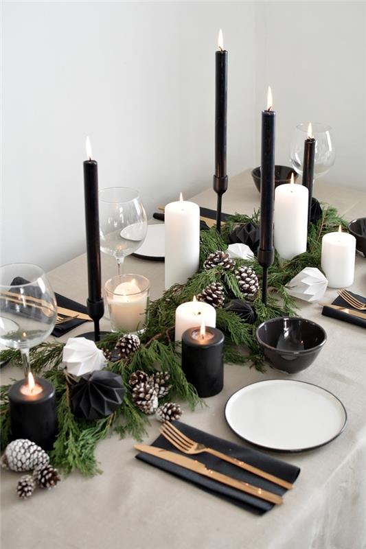 namizna dekoracija za božič domača črna sveča sredinska miza narava z jelkovimi vejami borovi storži ponarejen sneg