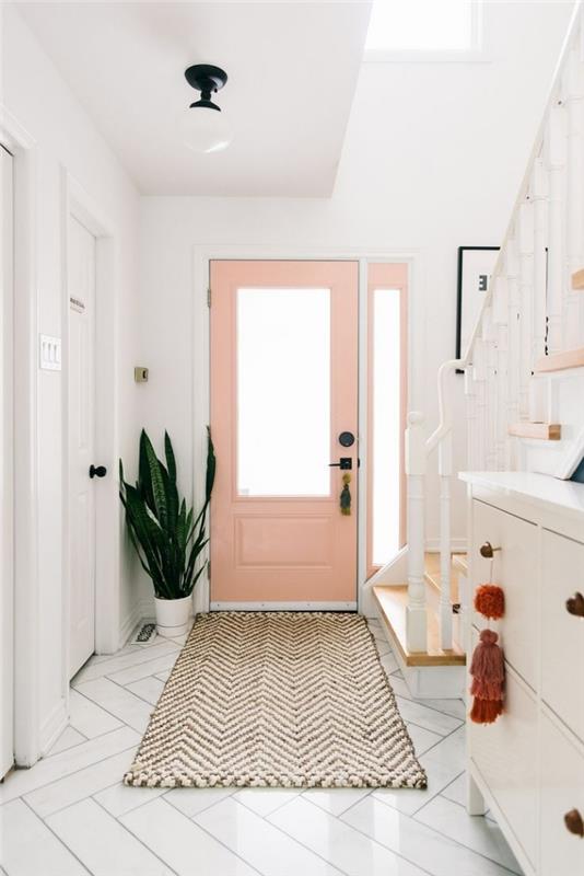 prašmatnus įėjimo dekoras priekinės durys pastelinės rožinės spalvos žali augalo interjeras smėlio spalvos ir baltas kilimas