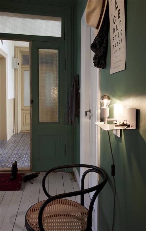 Dekoracija hodnika v skandinavskem slogu v vintage slogu s stenami, pobarvanimi v borovo zeleno in belimi odtenki, ki ustvarjajo lep kontrast