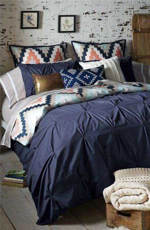 etninis dekoras, baltų plytų sienos miegamajame, actekų pagalvėlės