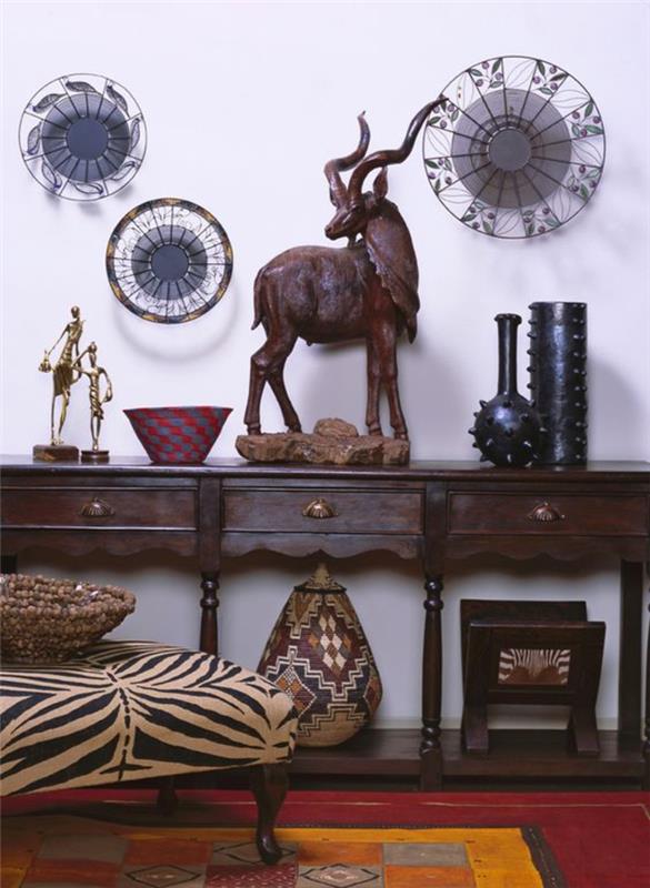 doğal Afrika dekoru aksanları, kabile sanat objeleri, eski koyu renk ahşap mobilyalar, Afrika şık etnik oturma odası