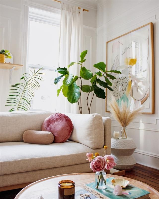 Etnik şık deco tasarım beyaz oturma odası ahşap mobilya beyaz kanepe tozu pembe kadife yastık yeşil iç mekan bitkileri