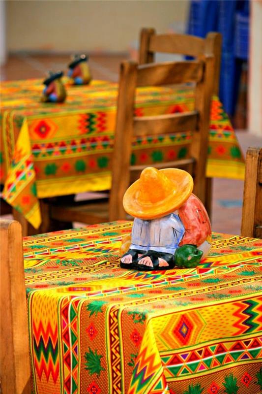 etninis dekoras, tradicinis meksikietiškas restoranas, spindinčios staltiesės