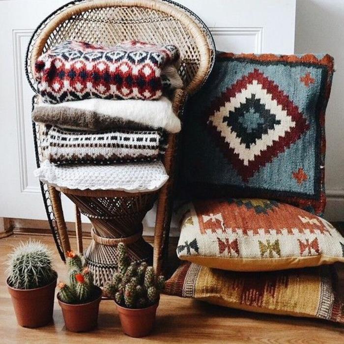 etninis dekoras, senovinės kėdės, actekų pagalvėlės ir puodai su kaktusais