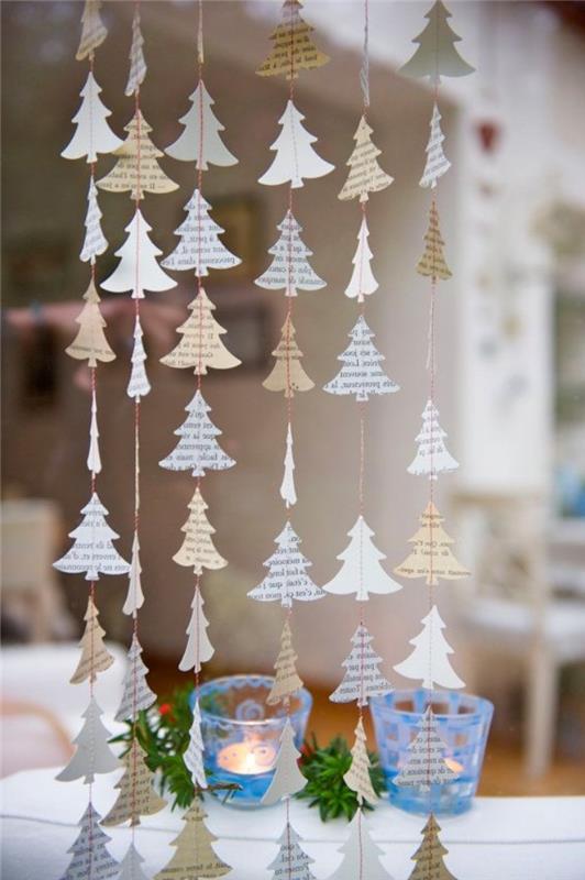 Geri dönüştürülmüş kağıttan küçük ağaç sıralarından oluşan bir çelenk ile Noel penceresi dekorasyonu