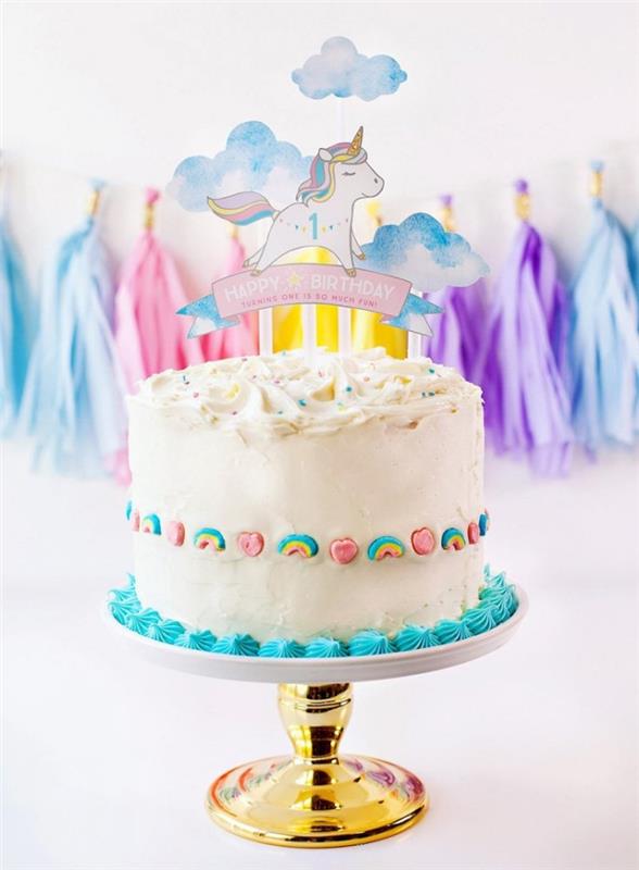 şeker ve tek boynuzlu at kek kabı ile süslenmiş basit kremalı krema ile gökkuşağı tek boynuzlu at temalı pasta fikri