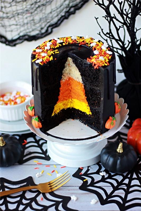 juodo sluoksnio pyragas su netikėta širdimi, kukurūzų sėklų stilius, originalus Helovino pyragas su juodu glajumi ir siurprizo širdis