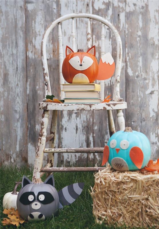 jesen in noč čarovnic tema DIY deco, bučke živalske lisice, sova in rakun, vintage stol, plast sena