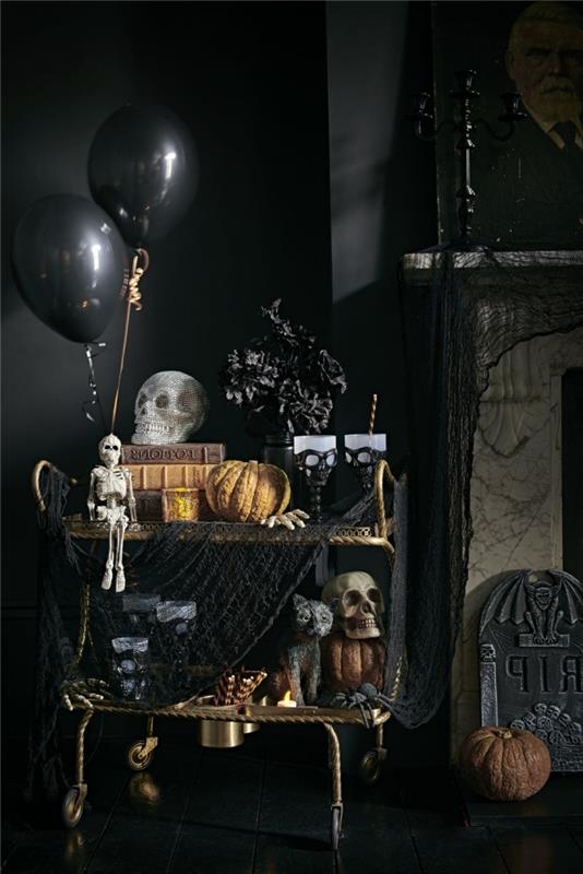 evinizi, şömineli siyah duvarlı odanızı, balkabağı kafatası ve siyah balonlu Cadılar Bayramı dekoratif objelerini süsleyin