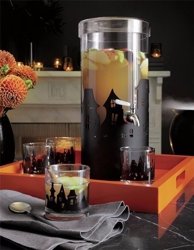 siyah evler ile süslenmiş siyah, cam kapta dekoratif Halloween sahne