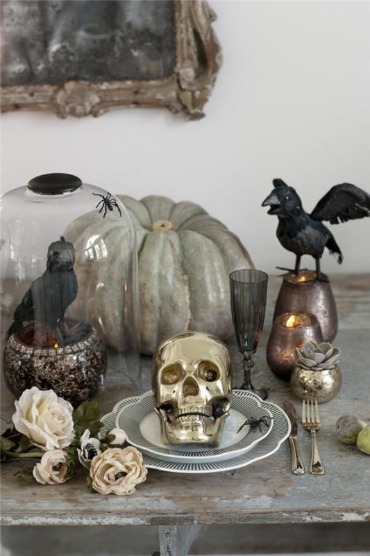 Cadılar Bayramı aksesuarı, Cadılar Bayramı için gri balkabağı ve siyah kuş figürleriyle süslenmiş eski mobilyalar