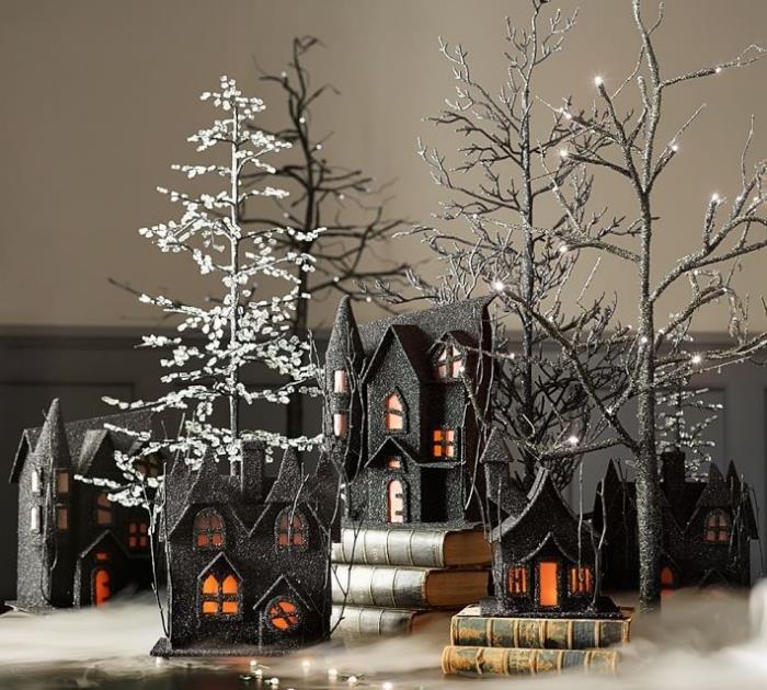 cadılar bayramı için dekoratif nesne, siyah ev ve parlak beyaz ve siyah köknar ağaçları ile cadılar bayramı kasabası