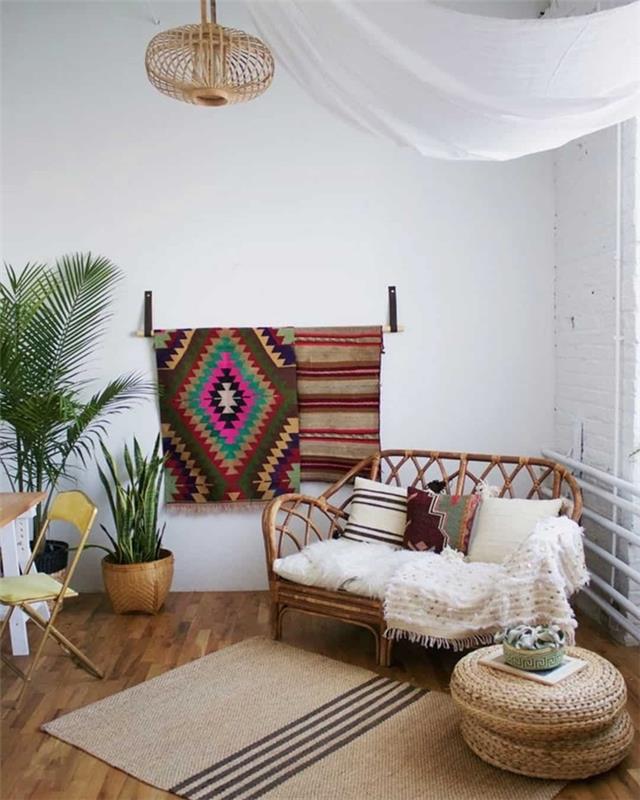 hippi şık oturma odası kanepe rattan puf örgülü saman bej halı parke ahşap avize doğal elyaf kapalı palmiye ağacı