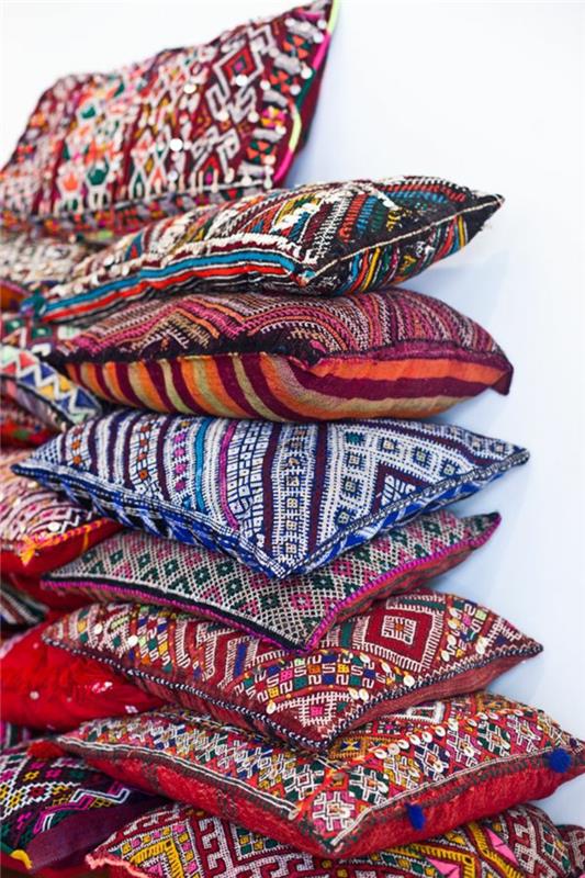 bohemiškas miegamojo dekoras, „killims“ pagalvėlės, etninio modelio pagalvėlės