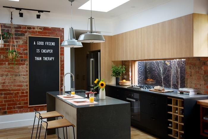 duvarda ve tavanda şık tasarımlı ve endüstriyel deco vurgulu siyah ve ahşap mutfak