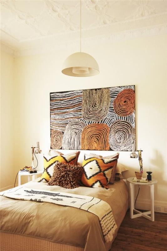 Afrika etnik şık dekoru, safari ruhu içinde güneşli bir yatak odası, Afrika renklerinde büyük tuval