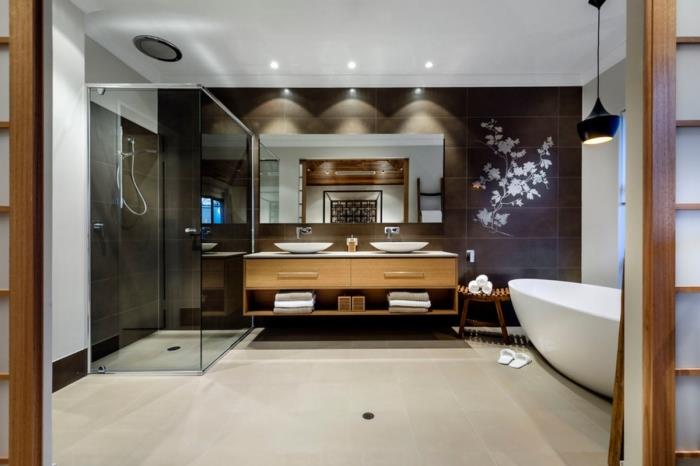 šiuolaikiško dizaino baltos ir juodos spalvos vonios kambarys su medžio akcentais, laisvai stovintis klubo vonios modelis