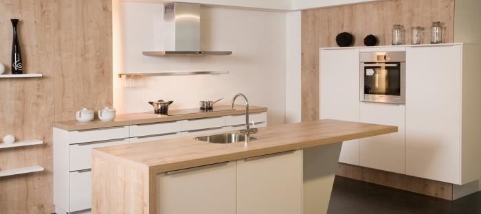 sodobna ideja o postavitvi kuhinje z belimi stenami z belim in lesenim pohištvom, vodoravni model za shranjevanje s policami iz svetlega lesa