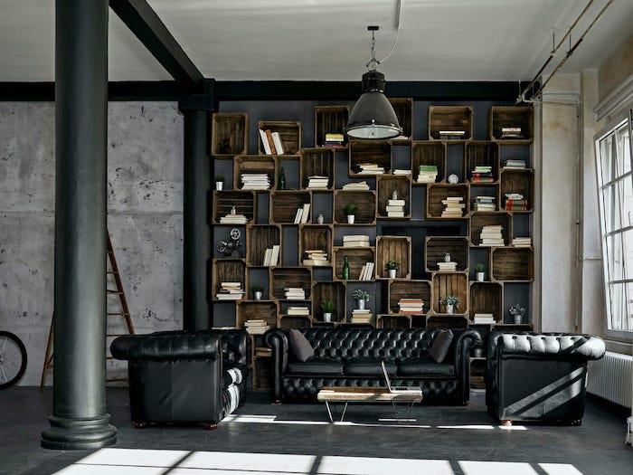 šiuolaikiško interjero dizainas svetainė su odinėmis sofomis, kaimiška knygų spinta ir žurnalinis staliukas